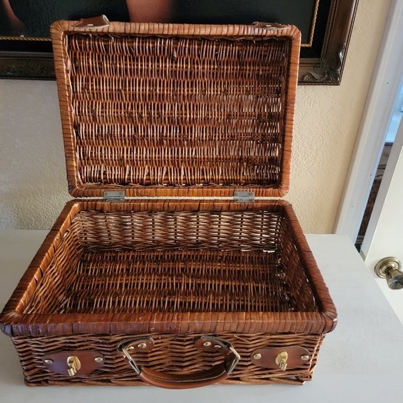 Brown Wicker Pinic Basket - Picture 2 of 8